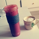 Smoothie - aus Mandelmilch, frischem Ingwer, ganzer Kurkuma und Waldbeeren (und Café)