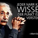 „Was ist wichtiger, viel zu wissen oder es zu verstehen und leben?“Gehörst du auch zu den ungeduldigen Suchenden und Sammlern? Den Menschen, die hoffnungsvoll Bücher verschlingen, sich Seminar für Seminar reinziehen, Ausbildungen absolvieren, Ratschläge noch und noch einholen, immer in der Hoffnung, endlich ihren grossen Knopf zu lösen? Ich wette mit dir, dass du die Antwort schon lange hast- in dir! Ich kenne eine Unzahl Menschen, die über ein beeindruckend grosses und breites Wissen verfügen. Leider haben sie es nur im Kopf und nicht im Herzen! Sie haben es zwar gespeichert, aber nicht verstanden. Und wenn sie es endlich verstanden haben, sind sie erst einen Schritt weiter, dann heisst es nämlich: ››leben!« Zu wissen wie etwas funktioniert, nützt überhaupt nichts. Du musst es in dein faszinierendes Leben einbauen, es muss zu einem Teil von dir werden und täglich dein Leben mitgestalten. Folgende Fragen können dir dabei helfen: »Was bedeutet dieses Wissen für mich?Wie und wo kann ich es in meinem Leben zur Wirkung bringen? Was ist der tiefere Sinn dahinter?«